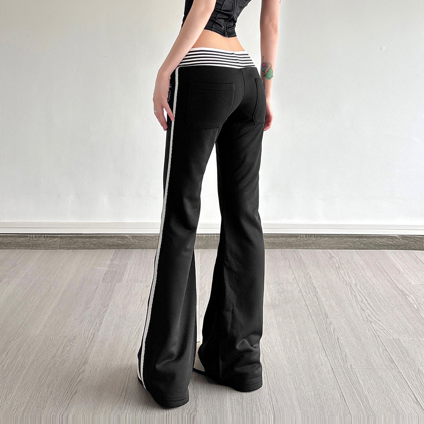Damen Flared Jogginghose mit seitlichen Streifen R&B