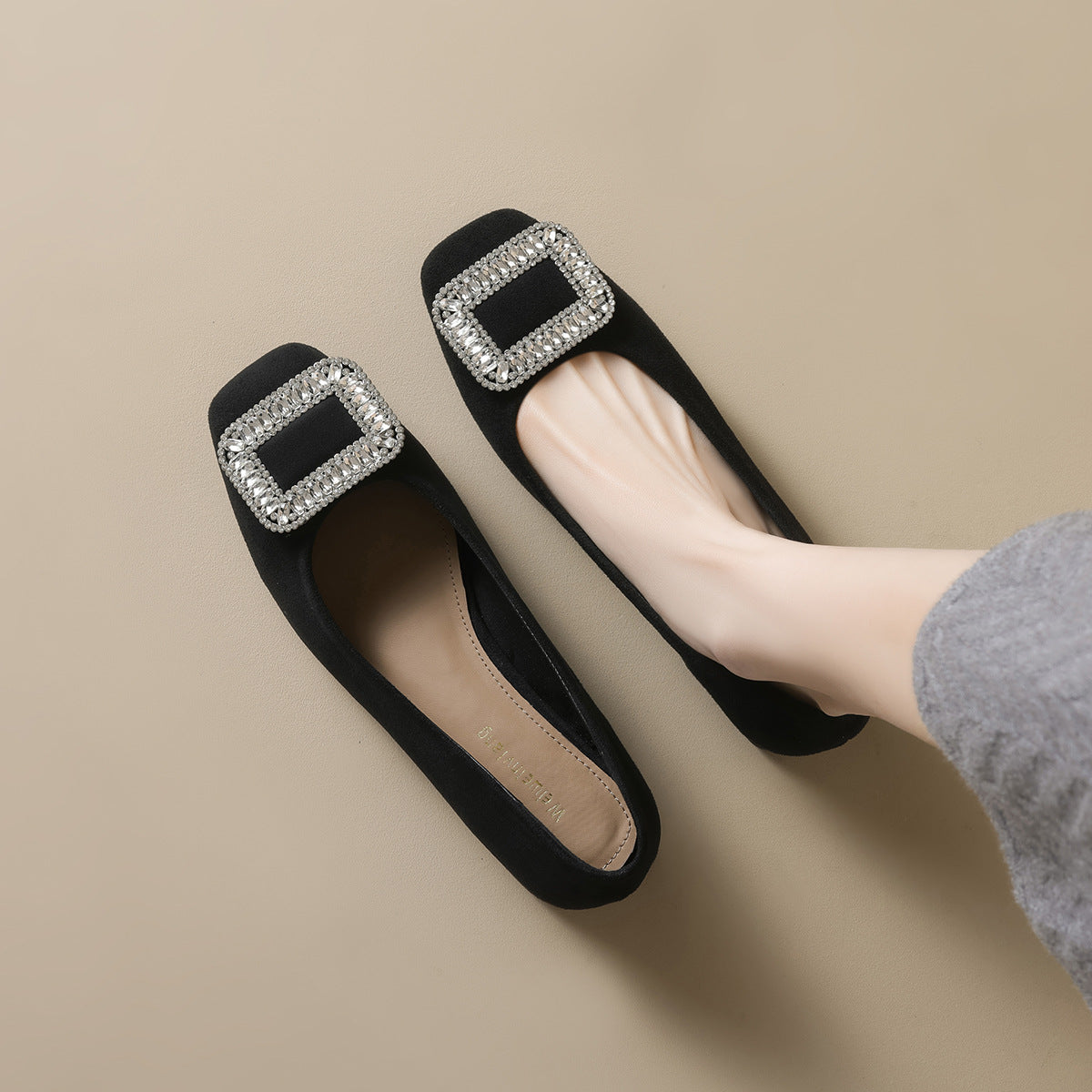 Damen elegante Pumps mit funkelndem Schmuckdetail