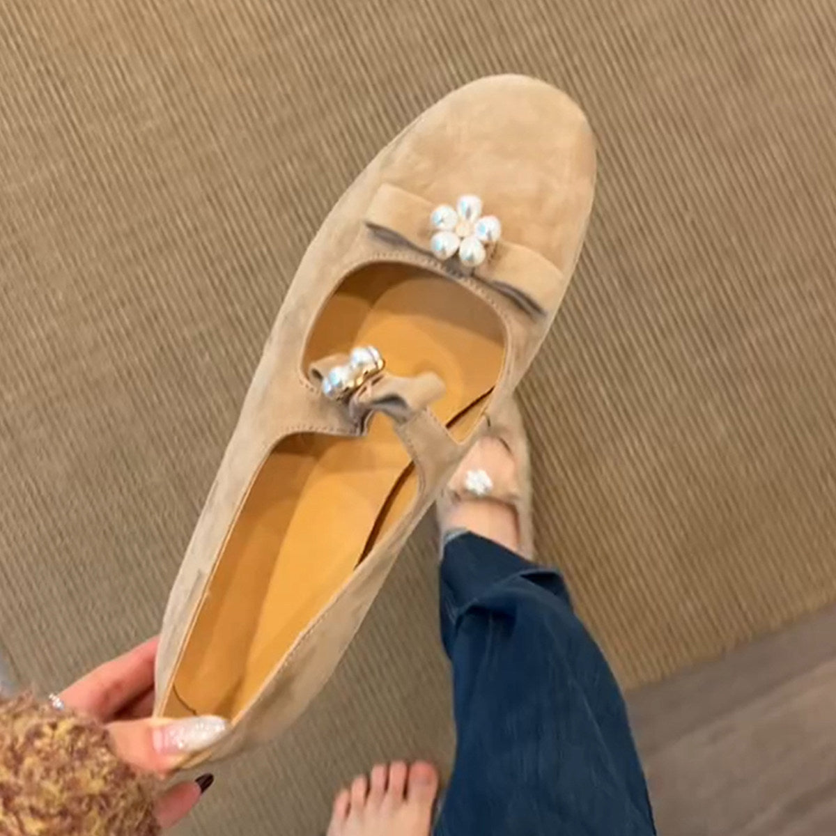 Damen Ballerina-Schuhe mit dekorativem Blumenakzent und flexiblem Riemchen R&B