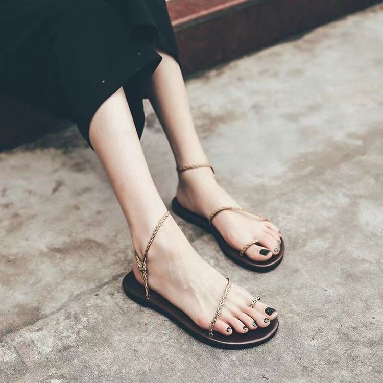 Damen flache Fußsohlen-Sandalen mit zarten Ketten-Details R&B