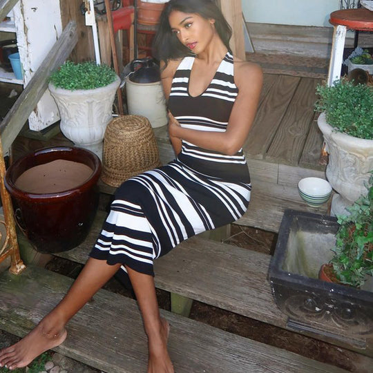 Damen Maxikleid mit modernen Streifen und tiefem V-Ausschnitt R&B