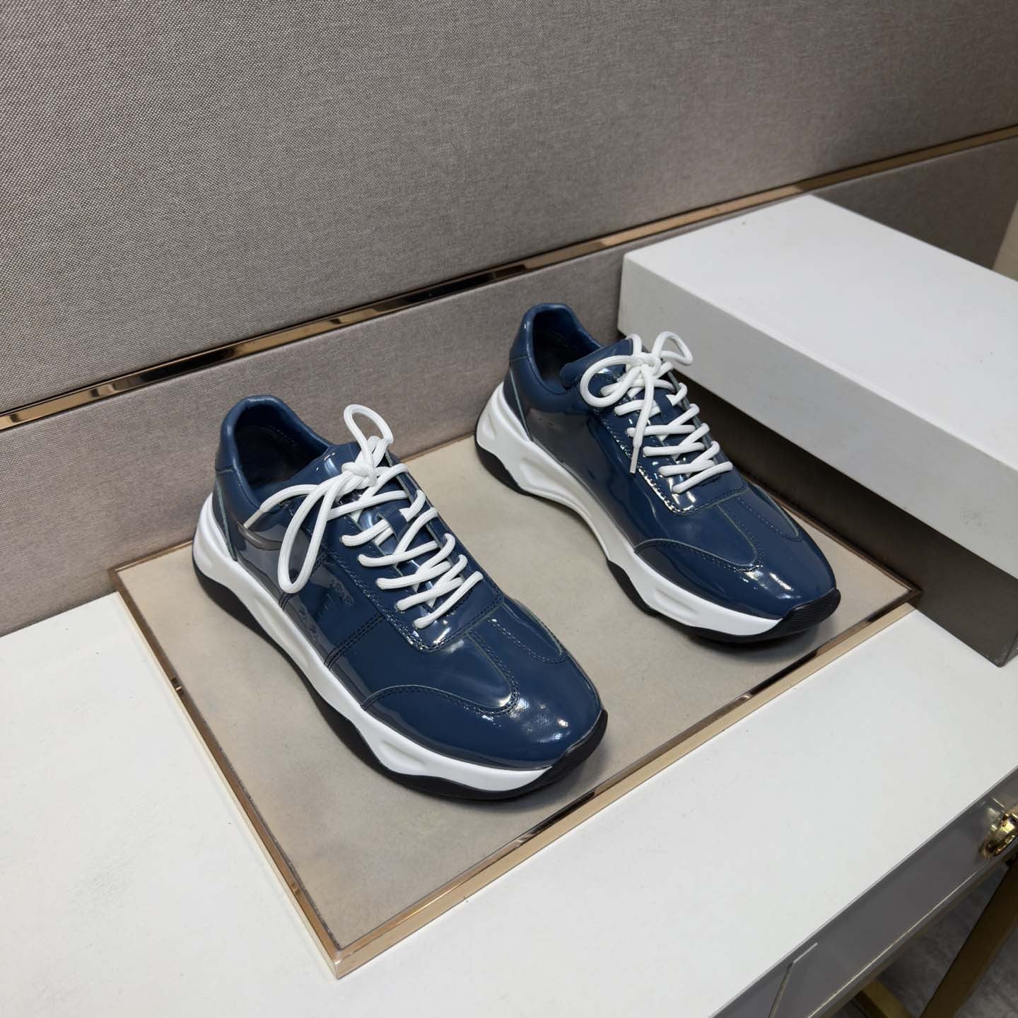 Damen Sportliche Sneakers mit modischem Glanzverschluss und dämpfender Sohle R&B