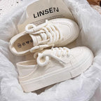 Damen Sneakers mit dickem Profil und innovativen Schnürdetails