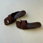 Damen Stilvolle Mules mit dekorativem Schmuckakzent