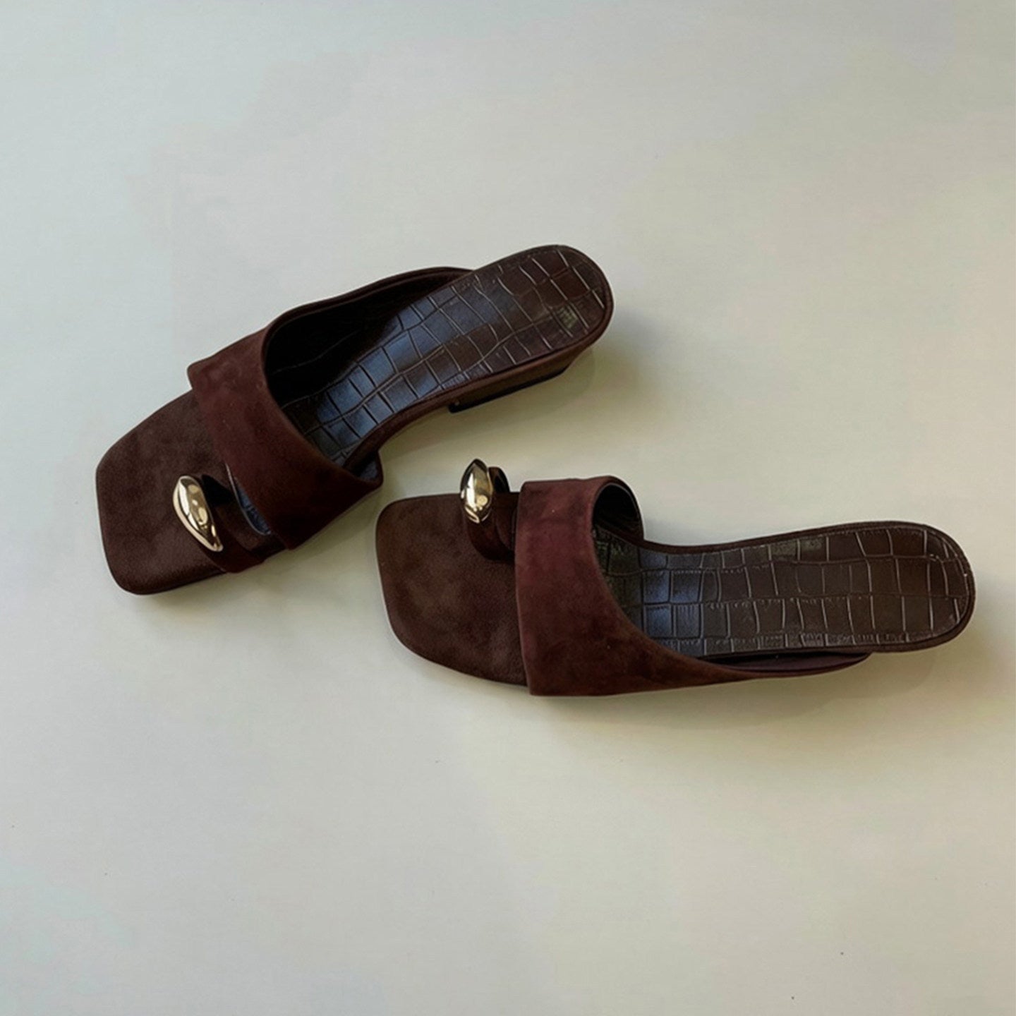 Damen Stilvolle Mules mit dekorativem Schmuckakzent