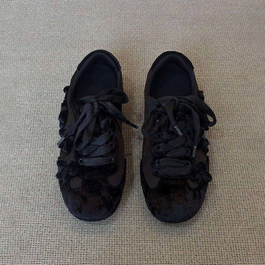 Damen Sportliche Sneaker mit elegantem Samtoberteil und modischen Applikationen R&B