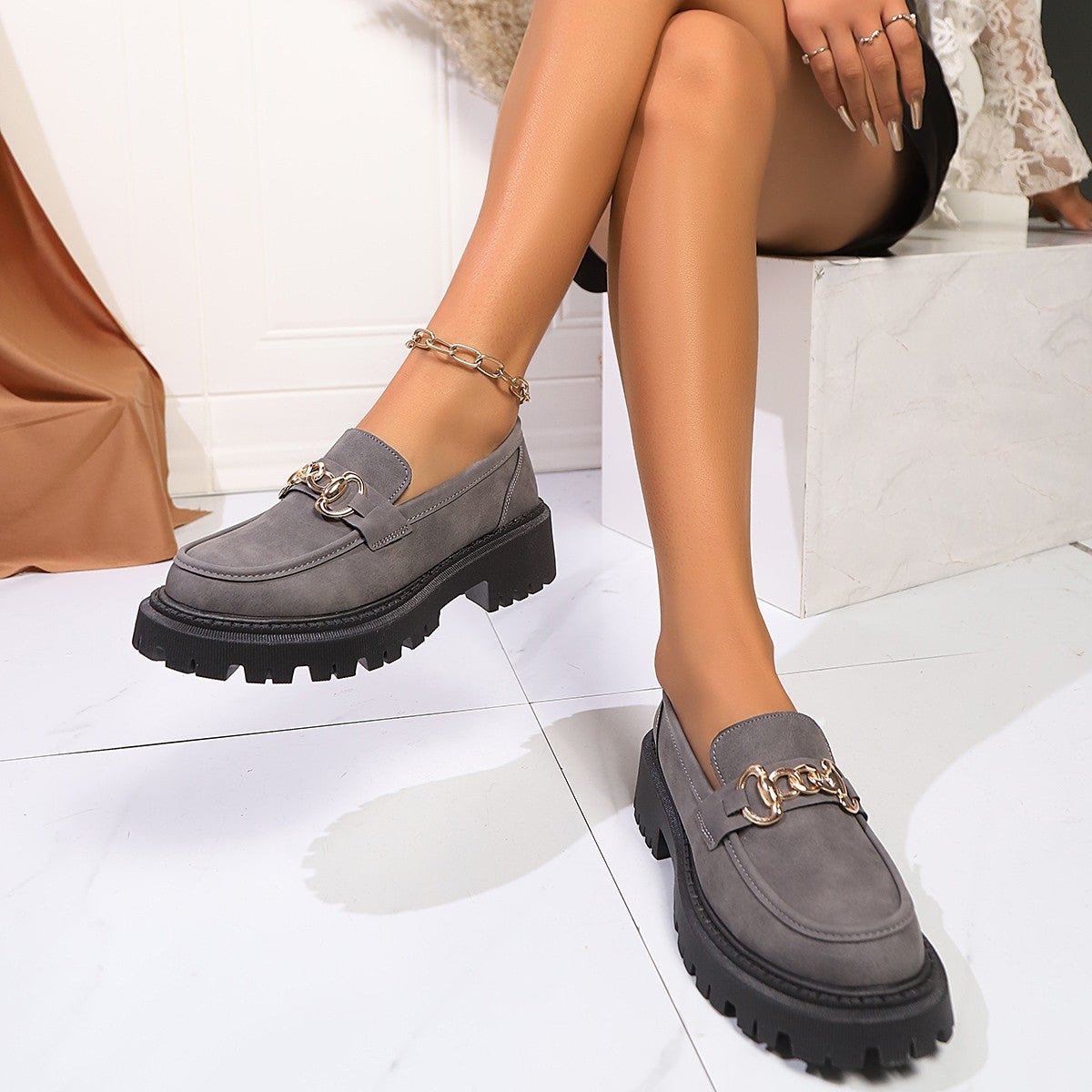 Damen modische Mokassins mit robustem Profil und stilvollem Ketten-Detail R&B