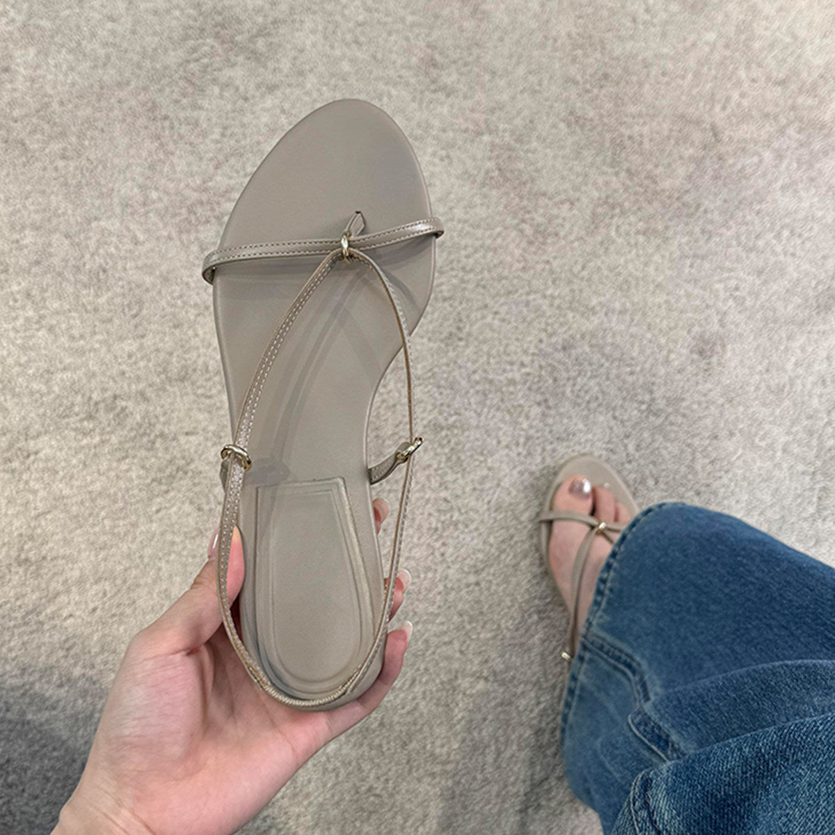 Damen flache Sandalen mit verstellbarem Riemendesign und luxuriösen Akzenten R&B