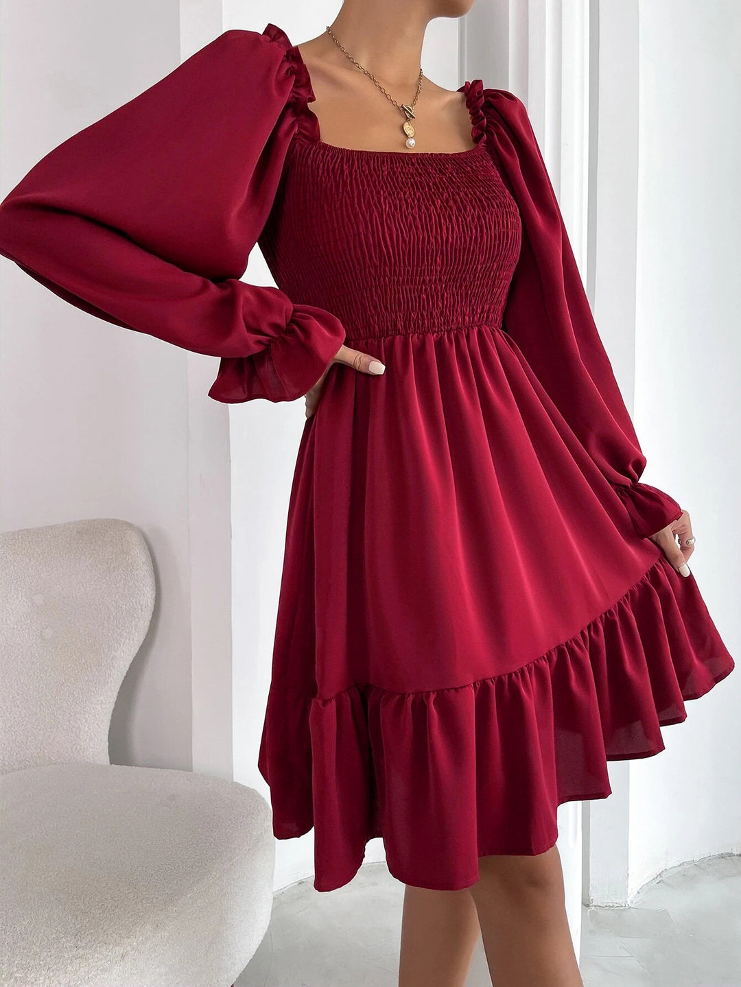R&B | Paralleles Krepp genähtes Kleid mit Rüschensaum