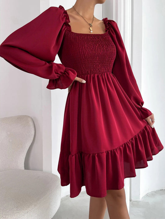 R&B | Paralleles Krepp genähtes Kleid mit Rüschensaum