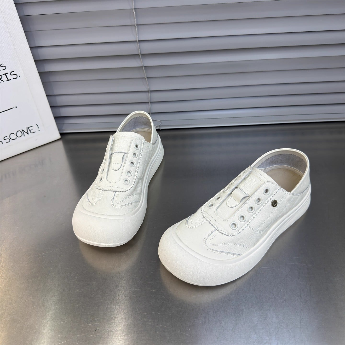 Damen Slipper mit praktischem Klettverschluss und modernem Design R&B