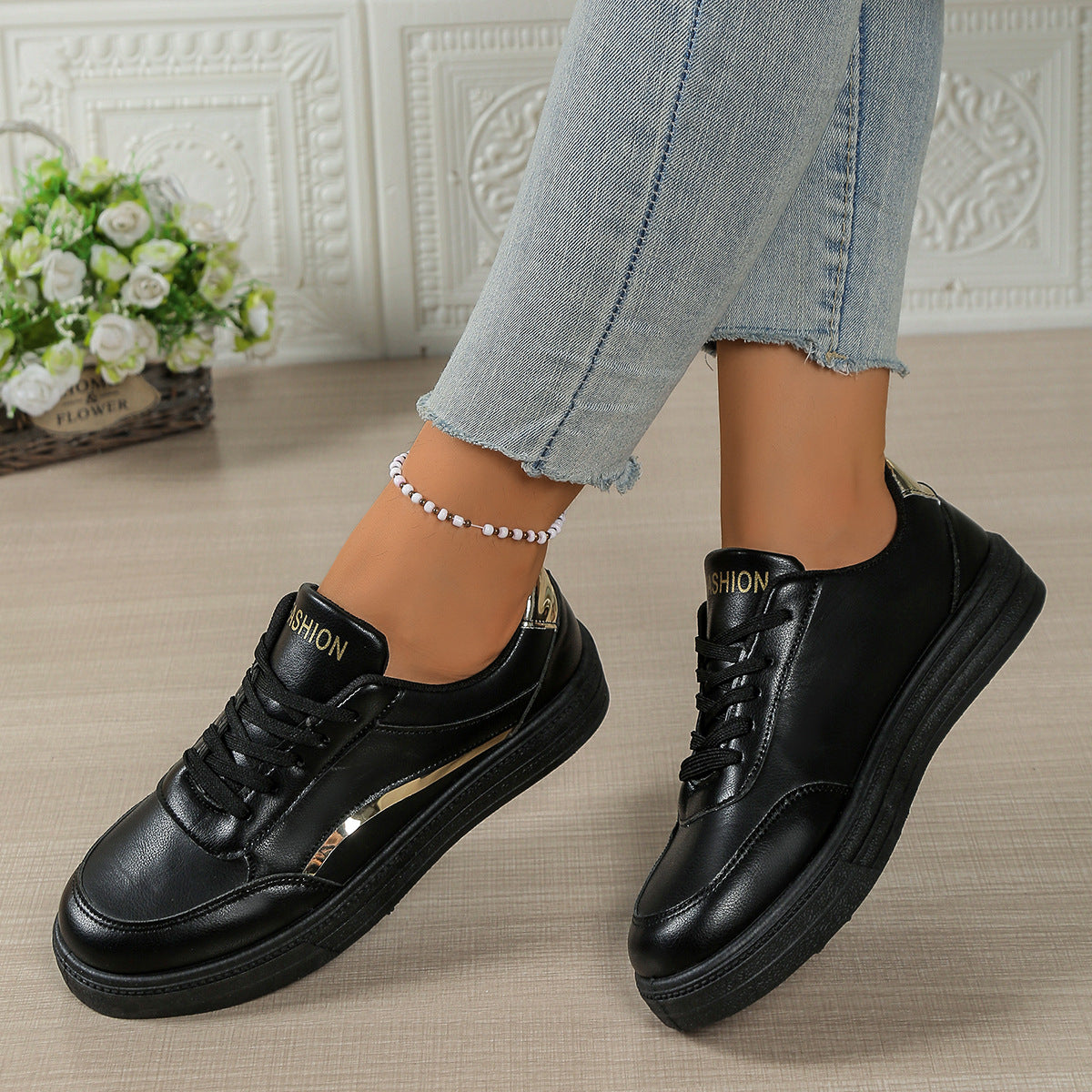 Damenstylische Sneaker mit metallischen Akzenten R&B