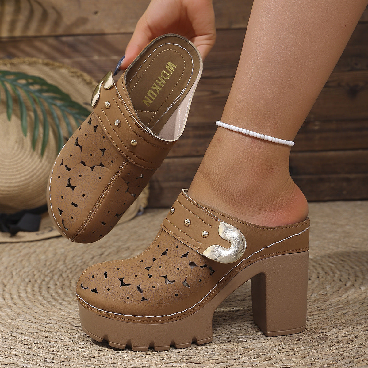 Damen Komfortable Clogs mit floraler Lochmusterung