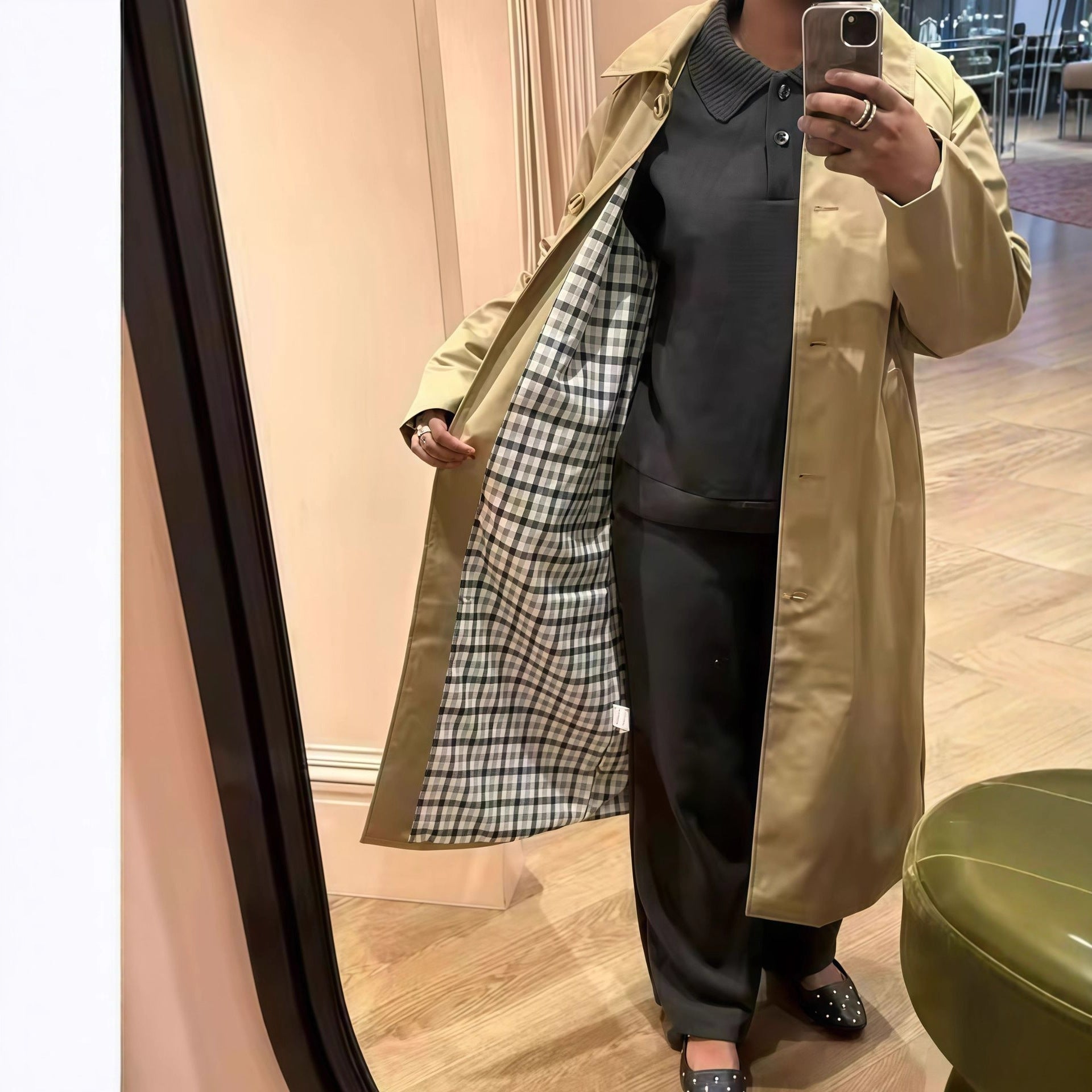 Damen Elegante Trenchcoat mit karierter Innenausstattung und weitgehendem Schnitt R&B
