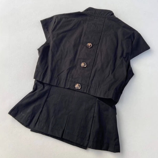 Damen Modisches Kurzarmshirt mit Stehkragen und dezenten Knopfdetails R&B