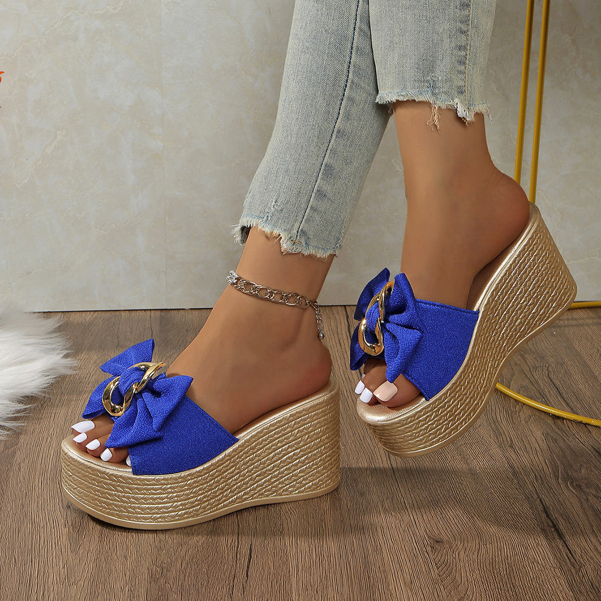 Damen Wedge-Sandel mit modischem Schleifen-Design und eleganter Kettenapplikation R&B