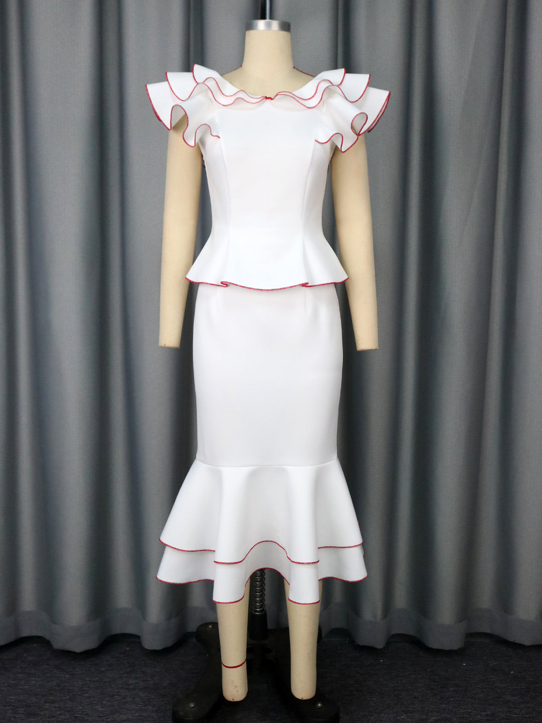Damen figurbetontes Kleid mit voluminösem Rüschensaum und farbigem Akzent R&B
