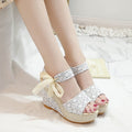 Damen Wedge-Sandalen mit dekorativem Spitzenschliff und verspielten Bändern R&B