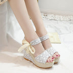 Damen Wedge-Sandalen mit dekorativem Spitzenschliff und verspielten Bändern R&B