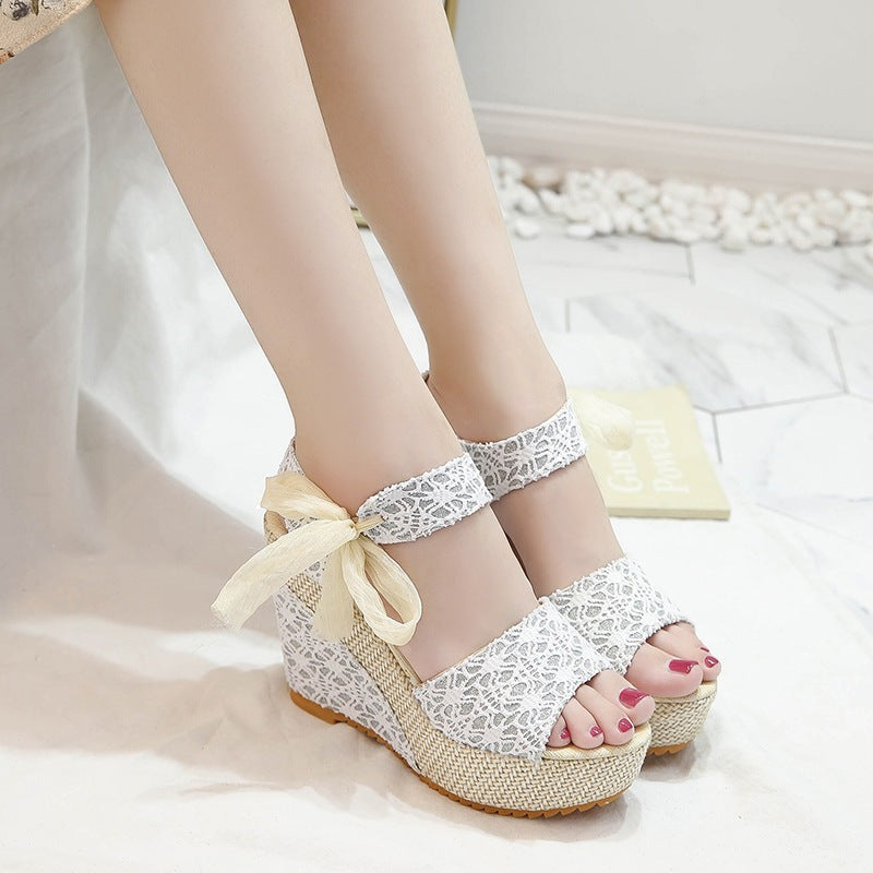 Damen Wedge-Sandalen mit dekorativem Spitzenschliff und verspielten Bändern R&B