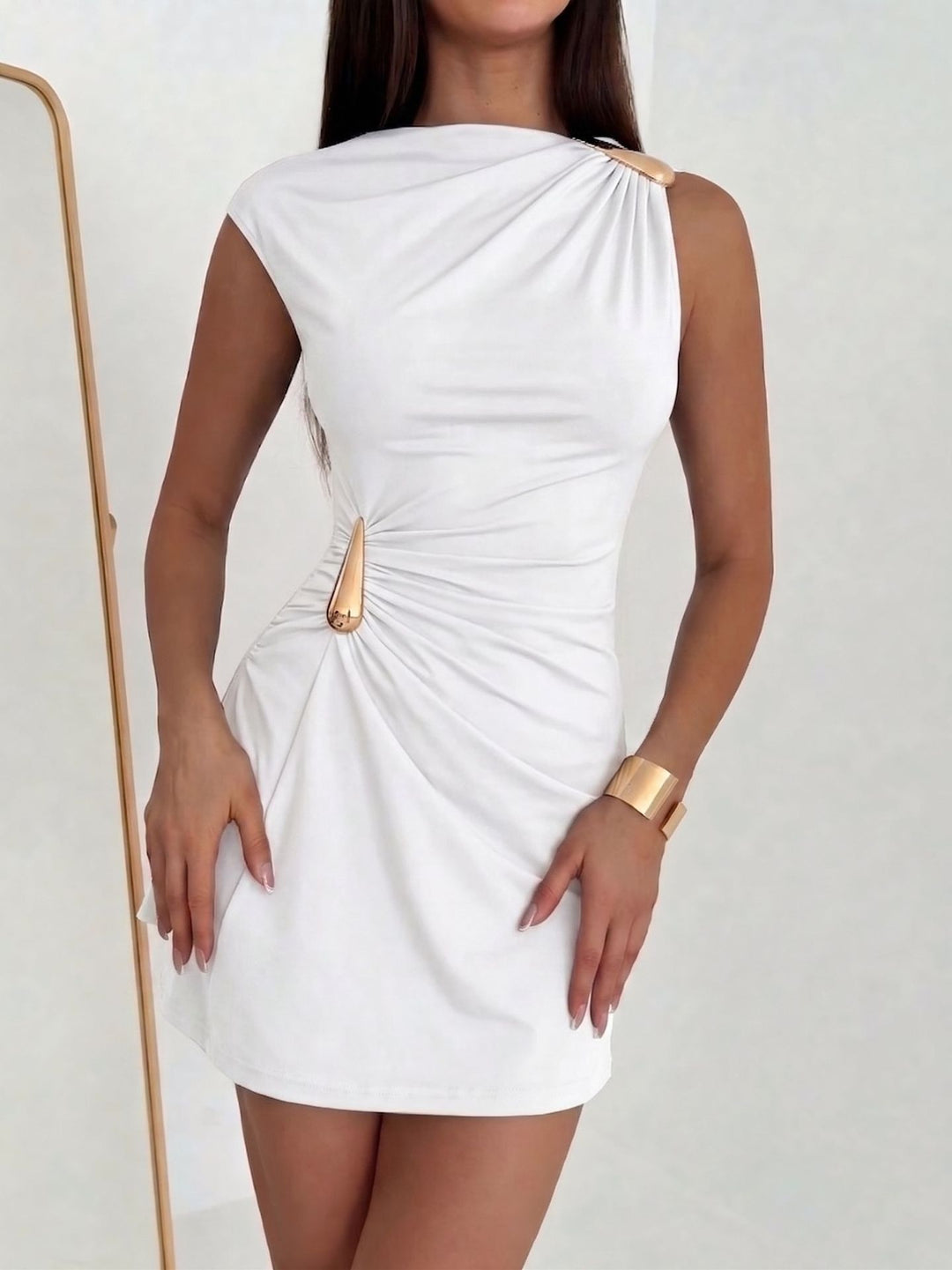 Damen nan asymmetrisches tailliertes Minikleid mit einseitigem Schulterdetail und metallischen Zierbeschlägen R&B