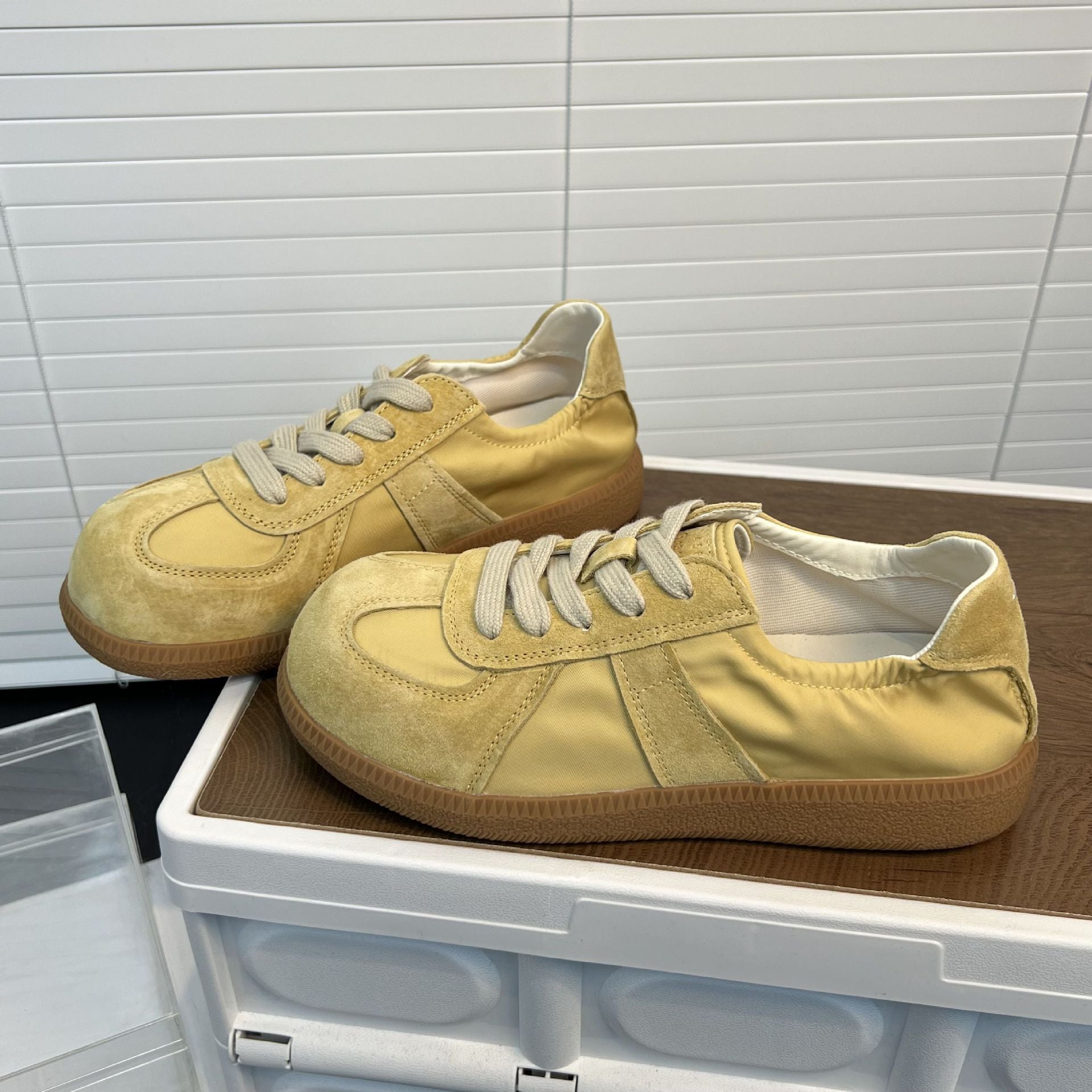 Damen Sportliche Sneakers mit elegantem Satin-Obermaterial R&B