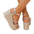 Damen nan metallische Keilsandalette mit geflochtenem Bastplateau, gekreuzten Riemen und verstellbarer Schnalle R&B
