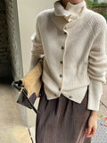 Damen Strickjacke mit hohem Kragen und Knopfverschluss