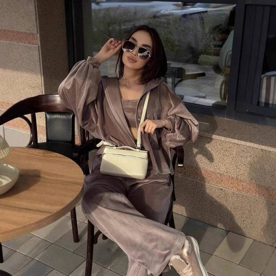 Damen sportliches Set aus weichem Velours mit cropped Top und weiter Jogginghose R&B