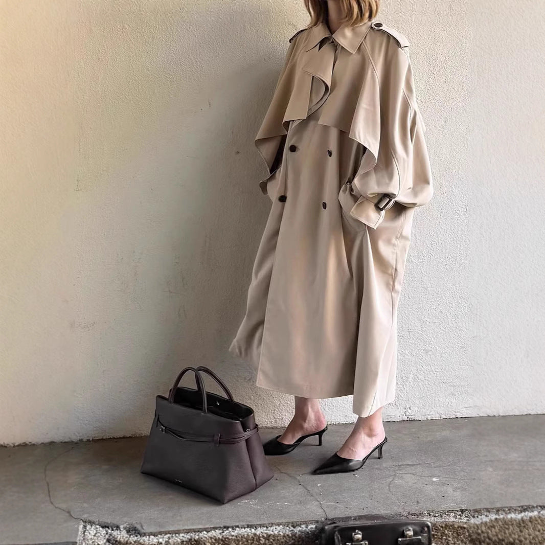 Damen Oversized Trenchcoat mit detailreichen Drapierungen und modischem Schnitt R&B