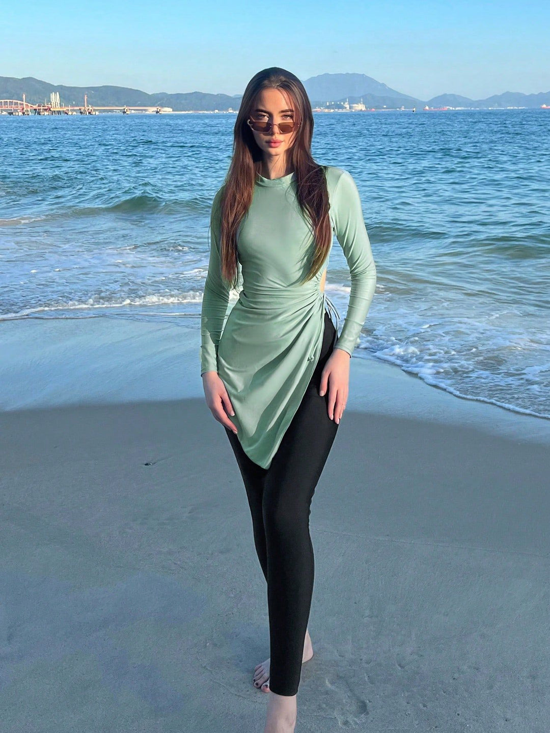 Damen modisches Strandoutfit mit längerem Oberteil R&B