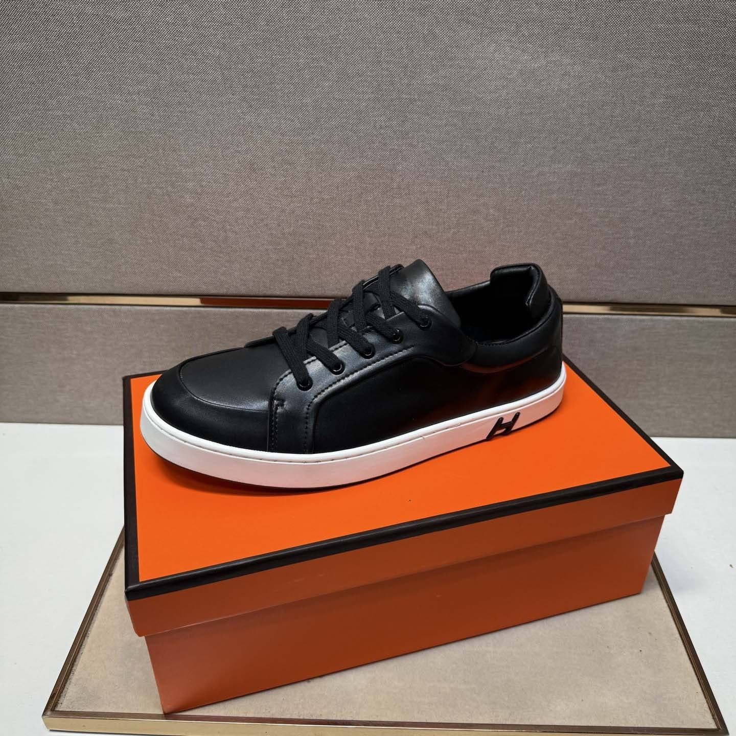 Damen sportliche Sneakers aus edlem Kunstleder mit rutschfester Sohle R&B