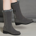 R&B | Stiefel - Wildlederähnlich - Wadenhöhe - Niedriger Keilabsatz - Quasten-Detail