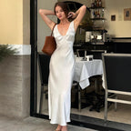 Damen elegantes Satin-Nachtkleid mit tiefem V-Ausschnitt und breiten Trägern R&B