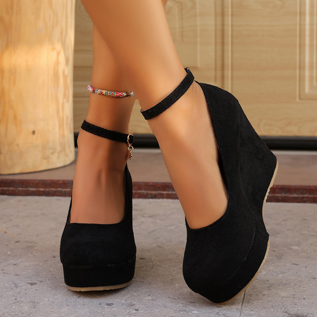 Damen Wedge-Pumps mit zierlichem Riemen und glänzendem Akzent R&B