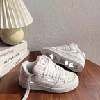 Damen Sneakers im modernen Design mit atmungsaktiver Oberflächenstruktur und kreativem Gittermuster