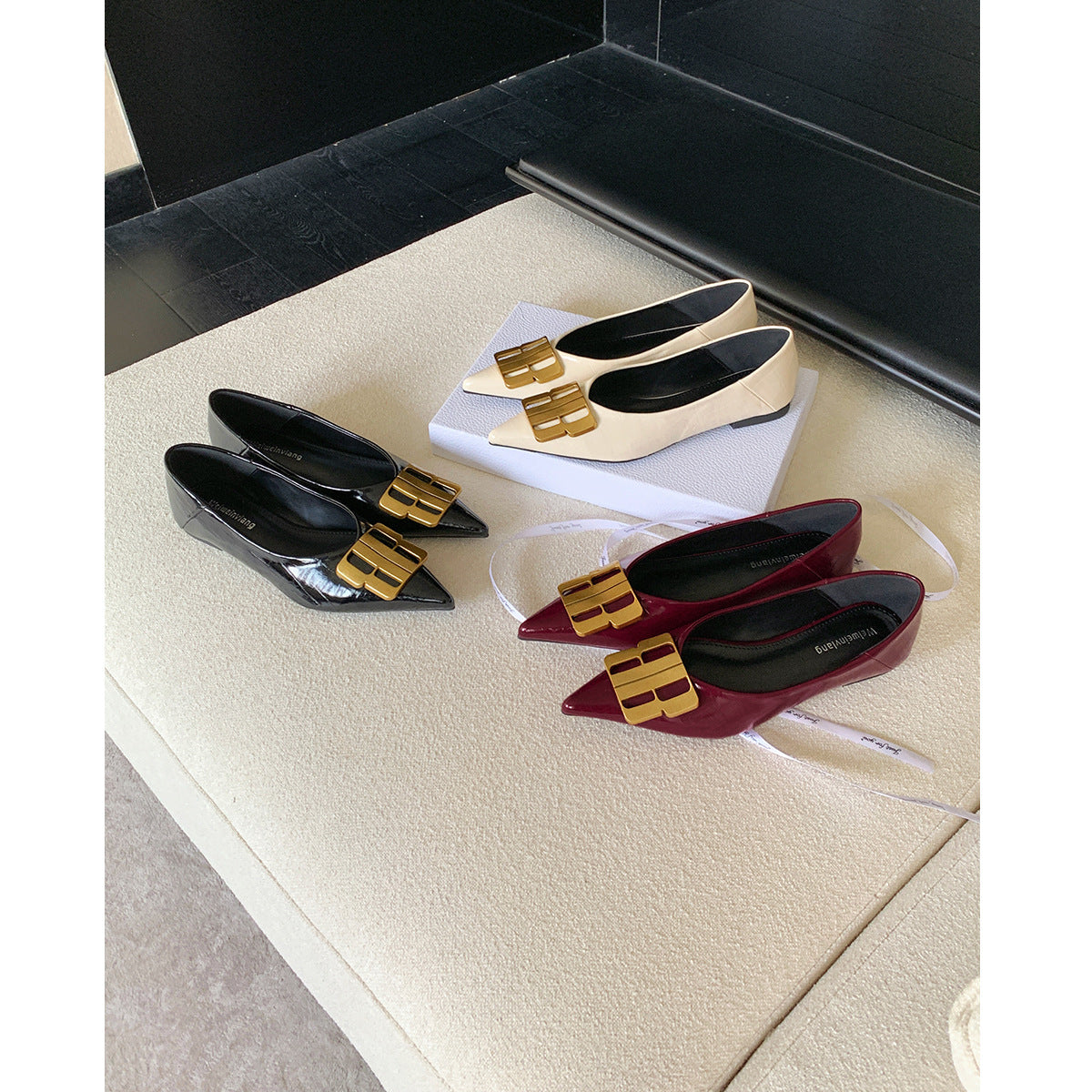 Damen elegante Ballerinas mit goldener Schnallenapplikation