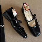 Damen Ballerina-Schuhe mit schimmernder Oberfläche und verspieltem Riemen