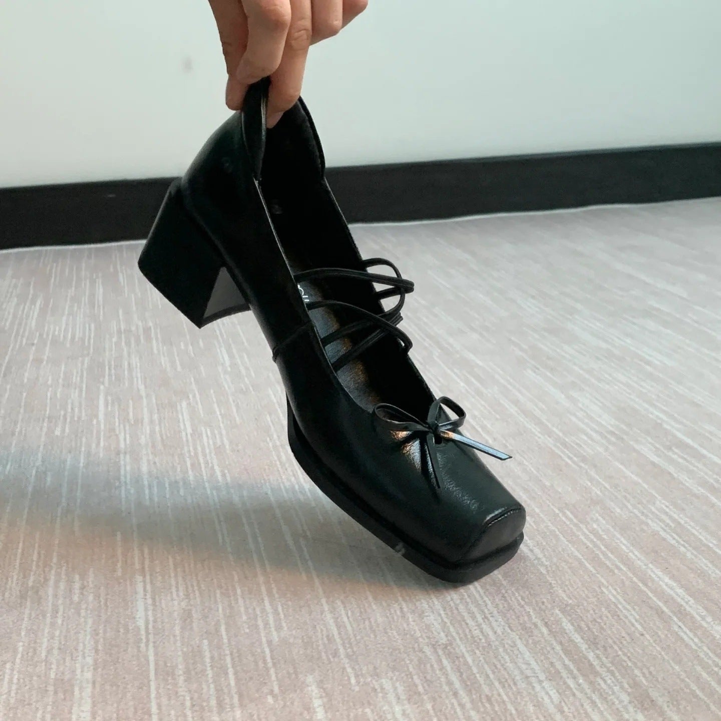 Damen Quadratpumps mit dekorativen Schnürdetails und elegantem Blockabsatz