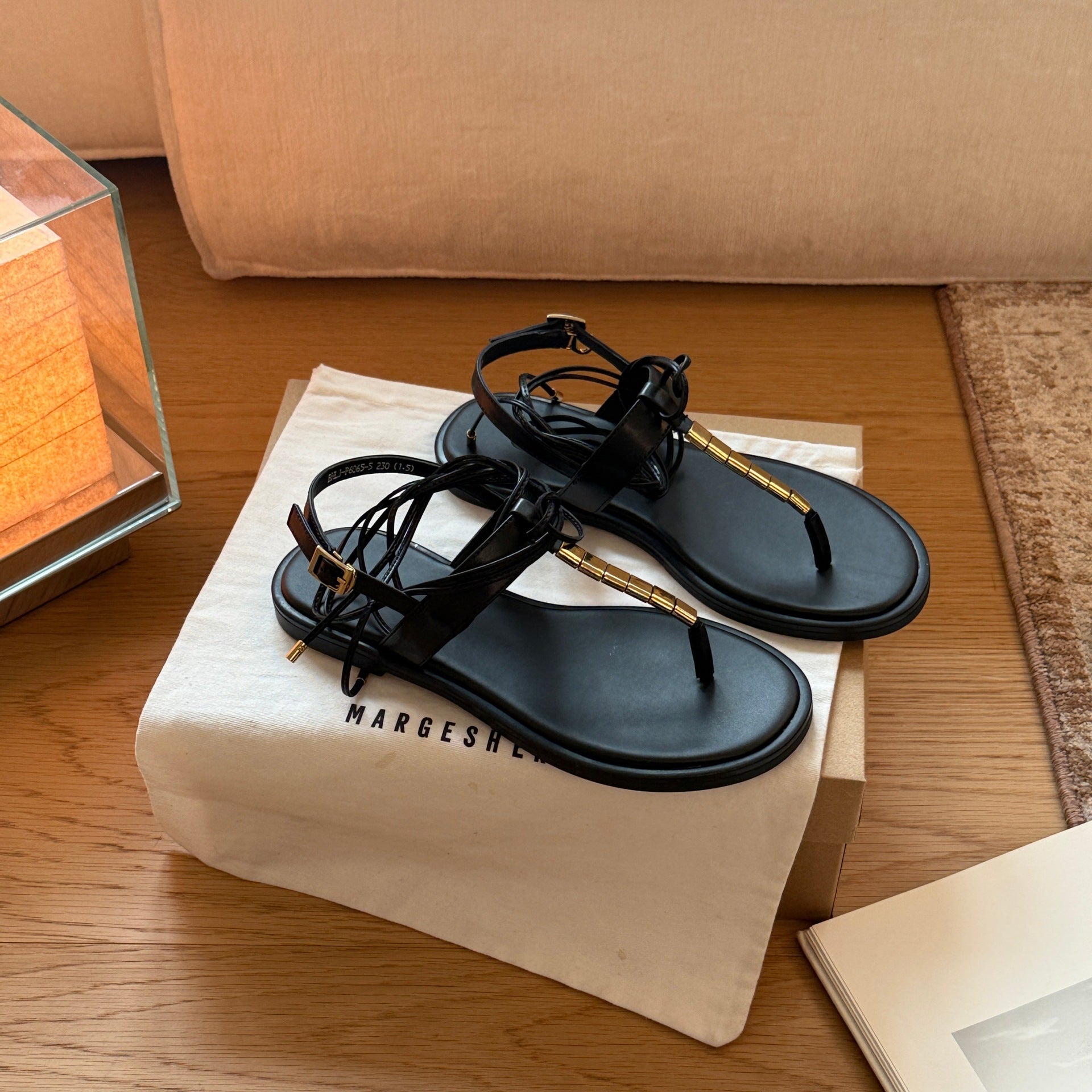Damen Modische Zehentrenner-Sandalen mit verstellbarem Riemen und goldener Schnalle