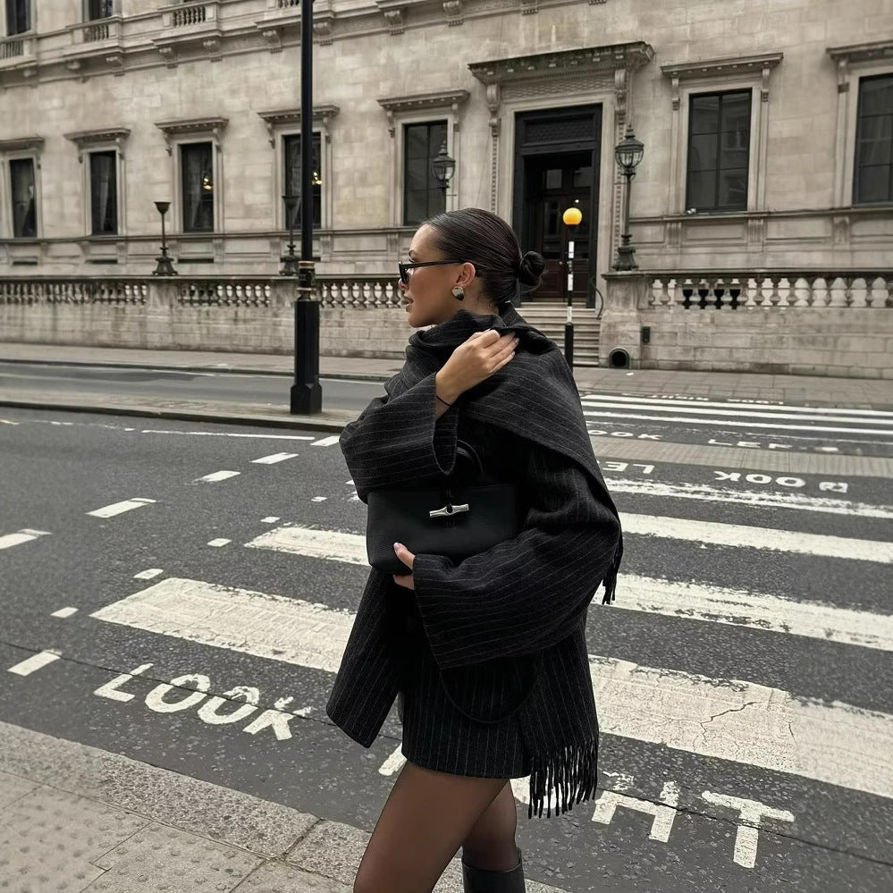 Damen modische Steppjacke mit asymmetrischem Kragen und einem eleganten Schal R&B