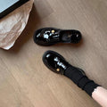 Damen Elegante Lackleder-Ballerinas mit modischem Riemchen und dekorativen Knopfdetails R&B