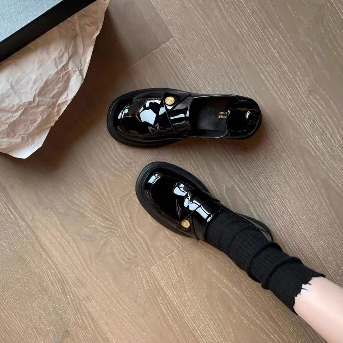 Damen Elegante Lackleder-Ballerinas mit modischem Riemchen und dekorativen Knopfdetails R&B