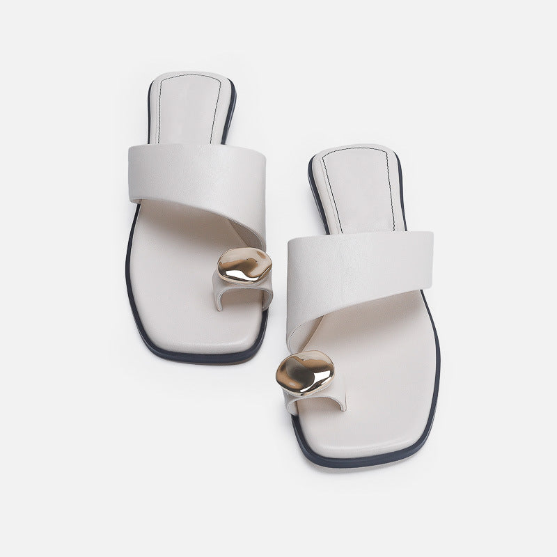 Damen elegante Zehentrenner-Sandalen mit geschwungenem Riemendesign und exklusivem Metallakzent R&B