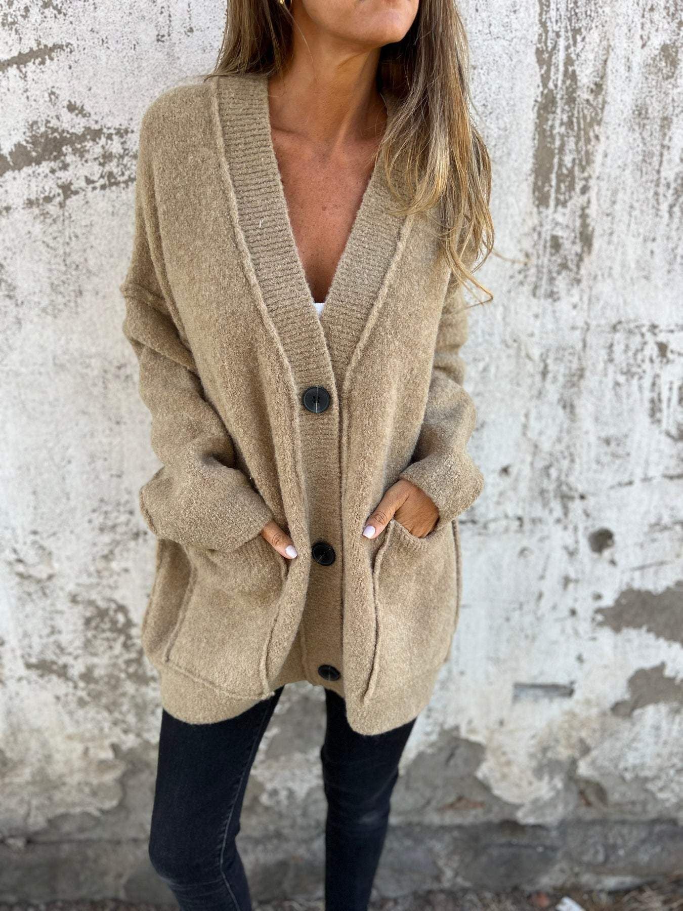 Damen kuschelige Strickjacke mit großen Taschen und Knopfdetails