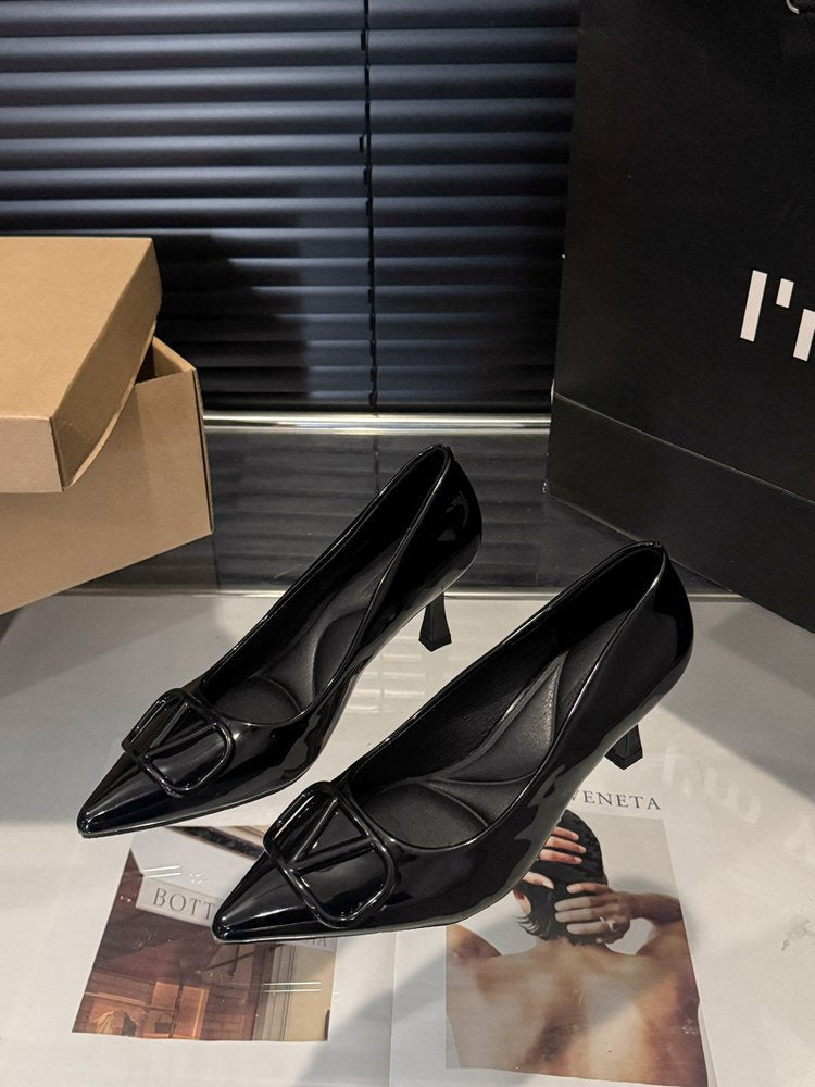 Damen elegante spitze Pumps mit modischem Logo-Detail R&B