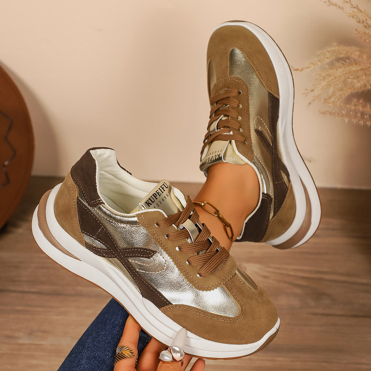 Damen Sportliche Sneakers mit Metallic-Akzenten und durchgehendem Komfort R&B