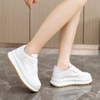 Damen modische Plateau Sneakers mit metallic Akzenten und atmungsaktiver Oberfläche R&B