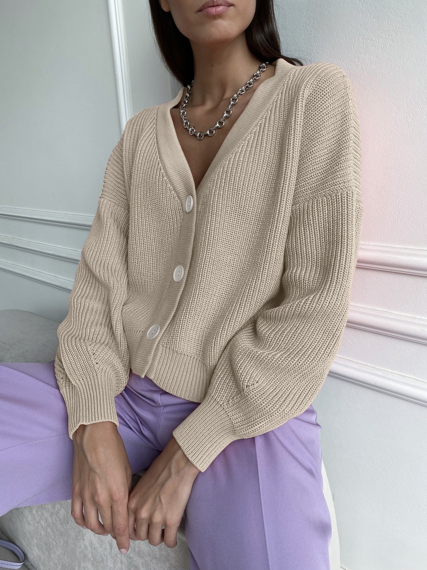 Damen kuschelige Strickjacke mit umschlagbaren Ärmeln und modischen Knopfdetails R&B