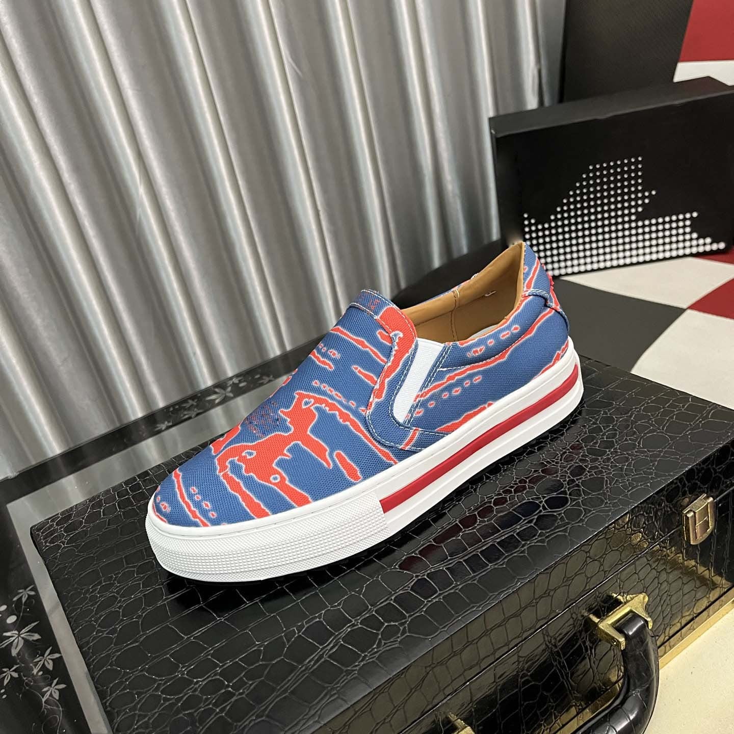 Damen Slip-On Sneakers mit innovativem Druckdesign R&B